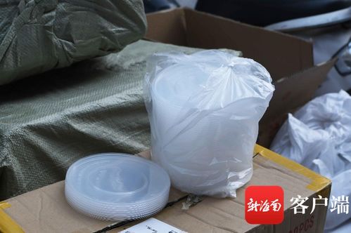 小吃店快遞包裹暗藏玄機，?？趫谭樚倜喜楂@近4萬違禁塑料制品